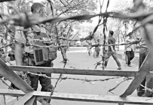 পথে পথে বাধা