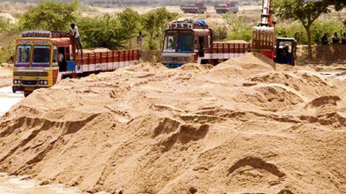 The rate of extracting sand from the ghat is Rs 83, but the contractor is paying Rs 10, the Mines Department is facing this problem