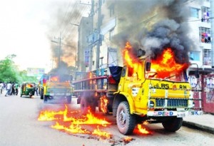 à¦¹à¦°à¦¤à¦¾à¦² à¦šà¦²à¦¾à¦•à¦¾à¦²à§‡ à¦šà¦Ÿà§à¦Ÿà¦—à§à¦°à¦¾à¦®à§‡à¦° à¦·à§‹à¦²à¦¶à¦¹à¦°à§‡ à¦¶à¦¿à¦¬à¦¿à¦°à§‡à¦° à¦•à¦°à§à¦®à§€à¦°à¦¾ à¦•à§Ÿà§‡à¦•à¦Ÿà¦¿ à¦Ÿà§à¦°à¦¾à¦•à§‡ à¦…à¦—à§à¦¨à¦¿à¦¸à¦‚à¦¯à§‹à¦— à¦•à¦°à§‡à¦¨