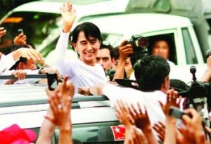 উপনিরà§à¦¬à¦¾à¦šà¦¨à§‡ জয়ের পর সমরà§à¦¥à¦•দের অà¦à¦¿à¦¨à¦¨à§à¦¦à¦¨à§‡à¦° জবাব দিচà§à¦›à§‡à¦¨ গণতনà§à¦¤à§à¦°à§€à¦ªà¦¨à§à¦¥à§€ নেতà§à¦°à§€ অং সান সৠচি