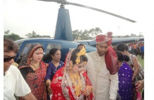 à¦¹à§‡à¦²à¦¿à¦•à¦ªà§à¦Ÿà¦¾à¦° à¦¥à§‡à¦•à§‡ à¦¨à¦¾à¦®à¦²à§‡à¦¨ à¦¬à¦°-à¦•à¦¨à§‡à¥¤ à¦›à¦¬à¦¿à¦Ÿà¦¿ à¦¨à§€à¦²à¦«à¦¾à¦®à¦¾à¦°à§€ à¦¹à¦¾à¦‡à¦¸à§à¦•à§à¦² à¦®à¦¾à¦  à¦¥à§‡à¦•à§‡ à¦¤à§‹à¦²à¦¾à¥¤