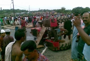 à¦¦à§à¦°à§à¦˜à¦Ÿà¦¨à¦¾à¦° à¦ªà¦° à¦®à¦¹à¦¾à¦¸à§œà¦•à§‡ à¦‰à¦²à§à¦Ÿà§‹ à¦¹à§Ÿà§‡ à¦ªà§œà§‡ à¦†à¦›à§‡ à¦Ÿà§à¦°à¦¾à¦•à§à¦Ÿà¦°à¦Ÿà¦¿à¦° à¦‡à¦žà§à¦œà¦¿à¦¨à¦¸à¦¹ à¦¸à¦¾à¦®à¦¨à§‡à¦° à¦…à¦‚à¦¶à¥¤