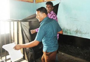 à¦‡à¦Ÿà¦¨à¦¾à¦° à¦šà¦¨à§à¦¦à§à¦°à¦ªà§à¦° à¦¸à¦°à¦•à¦¾à¦°à¦¿ à¦ªà§à¦°à¦¾à¦¥à¦®à¦¿à¦• à¦¬à¦¿à¦¦à§à¦¯à¦¾à¦²à§Ÿ à¦•à§‡à¦¨à§à¦¦à§à¦°à§‡ à¦à§‹à¦Ÿ à¦šà¦²à¦¾à¦•à¦¾à¦²à§‡ à¦¬à§à¦¥à§‡ à¦¢à§à¦•à§‡ à¦à§‹à¦Ÿà¦¾à¦°à¦¦à§‡à¦° à¦¨à¦¿à¦œ à¦ªà§à¦°à¦¾à¦°à§à¦¥à§€