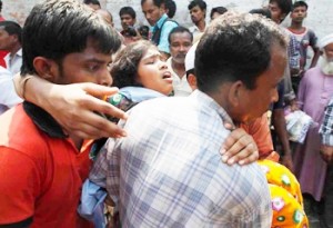 à¦§à§à¦¬à¦‚à¦¸à¦¸à§à¦¤à§‚à¦ª à¦¥à§‡à¦•à§‡ à¦†à¦¹à¦¤à¦¦à§‡à¦° à¦‰à¦¦à§à¦§à¦¾à¦° à¦•à¦°à§‡à¦¨ à¦¸à§à¦¥à¦¾à¦¨à§€à¦¯à¦¼ à¦²à§‹à¦•à¦œà¦¨à¥¤