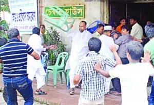 চেয়ার তà§à¦²à§‡ হামলাকারীদের পà§à¦°à¦¤à¦¿à¦¹à¦¤à§‡à¦° চেষà§à¦Ÿà¦¾ সাংসদ লতিফের।