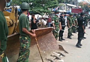 à¦¸à¦¾à¦à¦¾à¦°à§‡ à¦§à§à¦¬à¦‚à¦¸à¦¸à§à¦¤à§‚à¦ª à¦¸à¦°à¦¾à¦¤à§‡ à¦à¦¾à¦°à§€ à¦¯à¦¨à§à¦¤à§à¦° à¦ªà§à¦°à¦¸à§à¦¤à§à¦¤ à¦°à¦¾à¦–à¦¾ à¦¹à¦¯à¦¼à§‡à¦›à§‡à¥¤