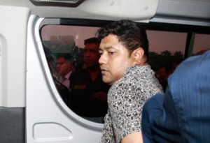 à¦¹à§‡à¦²à¦¿à¦•à¦ªà§à¦Ÿà¦¾à¦° à¦¥à§‡à¦•à§‡ à¦¨à¦¾à¦®à¦¾à¦¨à§‹à¦° à¦ªà¦° à¦°â€Œà§à¦¯à¦¾à¦¬ à¦¸à¦¦à¦°à¦¦à¦ªà§à¦¤à¦°à§‡ à¦¨à¦¿à§Ÿà§‡ à¦¯à¦¾à¦“à§Ÿà¦¾à¦° à¦œà¦¨à§à¦¯ à¦—à¦¾à§œà¦¿à¦¤à§‡ à¦“à¦ à¦¾à¦¨à§‹ à¦¹à¦šà§à¦›à§‡ à¦¸à§‹à¦¹à§‡à¦² à¦°à¦¾à¦¨à¦¾à¦•à§‡à¥¤