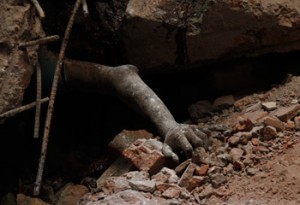 à¦§à§à¦¬à¦‚à¦¸à¦¸à§à¦¤à§‚à¦ªà§‡ à¦šà¦¾à¦ªà¦¾ à¦ªà§œà§‡ à¦†à¦›à§‡ à¦ªà§à¦°à¦¾à¦£à¦¹à§€à¦¨ à¦¨à¦¿à¦¥à¦° à¦¦à§‡à¦¹à¥¤