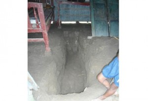 à¦˜à¦°à§‡à¦° à¦à§‡à¦¤à¦° à¦–à§‹à¦à§œà¦¾ à¦à¦‡ à¦•à¦¬à¦°à§‡à¦‡ à¦¸à§à¦¤à§à¦°à§€à¦•à§‡ à¦œà§€à¦¬à¦¨à§à¦¤ à¦•à¦¬à¦° à¦¦à§‡à¦“à§Ÿà¦¾à¦° à¦šà§‡à¦·à§à¦Ÿà¦¾ à¦•à¦°à§‡à¦¨ à¦¸à§à¦¬à¦¾à¦®à§€à¥¤