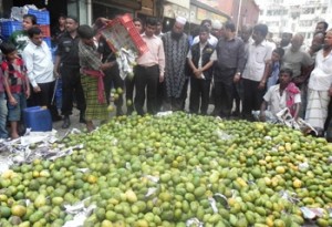 কারওয়ান বাজারে র‌à§à¦¯à¦¾à¦¬à§‡à¦° অà¦à¦¿à¦¯à¦¾à¦¨à§‡à¦° পর ফরমালিন মেশানো চার হাজার কেজি আম ধà§à¦¬à¦‚স করা হয়