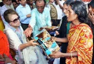 à¦«à§‡à¦¨à§€à¦° à¦ªà¦°à¦¶à§à¦°à¦¾à¦®à§‡ à¦¬à¦¨à§à¦¯à¦¾à¦¦à§à¦°à§à¦—à¦¤à¦¦à§‡à¦° à¦®à¦§à§à¦¯à§‡ à¦¤à§à¦°à¦¾à¦£ à¦¬à¦¿à¦¤à¦°à¦£ à¦•à¦°à¦›à§‡à¦¨ à¦–à¦¾à¦²à§‡à¦¦à¦¾ à¦œà¦¿à§Ÿà¦¾