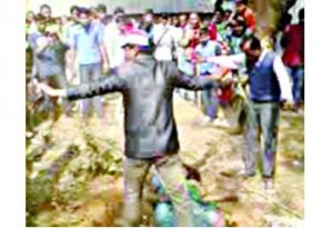 à¦›à§‡à¦²à§‡à¦§à¦°à¦¾ à¦¸à¦¨à§à¦¦à§‡à¦¹à§‡ à¦¬à§à¦¦à§à¦§à¦¿à¦ªà§à¦°à¦¤à¦¿à¦¬à¦¨à§à¦§à§€ à¦¨à¦¾à¦°à§€à¦•à§‡ à¦à¦²à¦¾à¦•à¦¾à¦¬à¦¾à¦¸à§€ à¦®à¦¾à¦°à¦§à¦° à¦¶à§à¦°à§ à¦•à¦°à¦²à§‡ à¦°à¦•à§à¦·à¦¾à¦° à¦šà§‡à¦·à§à¦Ÿà¦¾ à¦•à¦°à§‡à¦¨ à¦à¦• à¦¬à§à¦¯à¦•à§