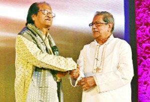 à¦®à¦žà§à¦šà§‡ à¦®à§à¦¸à§à¦¤à¦¾à¦«à¦¾ à¦®à¦¨à§‹à§Ÿà¦¾à¦°à¦•à§‡ à¦…à¦à¦¿à¦¨à¦¨à§à¦¦à¦¨ à¦œà¦¾à¦¨à¦¾à¦šà§à¦›à§‡à¦¨ à¦†à¦¨à¦¿à¦¸à§à¦œà§à¦œà¦¾à¦®à¦¾à¦¨