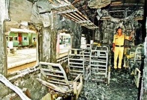 চটà§à¦Ÿà¦—à§à¦°à¦¾à¦®à§‡à¦° কদমতলী রেলকà§à¦°à¦¸à¦¿à¦‚য়ের কাছে গতকাল à¦à§‹à¦°à§‡ আনà§à¦¤à¦¨à¦—র টà§à¦°à§‡à¦¨ সà§à¦¬à¦°à§à¦£ à¦à¦•à§à¦¸à¦ªà§à¦°à§‡à¦¸à§‡à¦° চারটি কোচে প