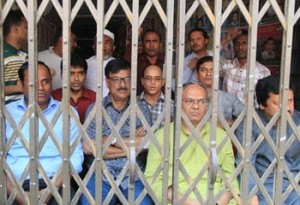 বিà¦à¦¨à¦ªà¦¿à¦° কেনà§à¦¦à§à¦°à§€à¦¯à¦¼ কারà§à¦¯à¦¾à¦²à¦¯à¦¼à§‡à¦° ফটকে তালা দিয়ে à¦à§‡à¦¤à¦°à§‡ অবসà§à¦¥à¦¾à¦¨ নেন দলের কেনà§à¦¦à§à¦°à§€à¦¯à¦¼ কয়েকজন নেতা