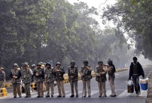 ইনà§à¦¡à¦¿à§Ÿà¦¾ গেটের দিকে যাওয়া à¦à¦•টি সড়ক আজ সোমবার সকালে অবরোধ করে দাà¦à§œà¦¿à§Ÿà§‡ আছে পà§à¦²à¦¿à¦¶à§‡à¦° à¦à¦•টি দল।