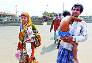 à¦¸à§œà¦• à¦¦à§à¦°à§à¦˜à¦Ÿà¦¨à¦¾à§Ÿ à¦†à¦¹à¦¤ à¦ªà¦¾à¦à¦š à¦¬à¦›à¦°à§‡à¦° à¦¶à¦¿à¦¶à§ à¦†à¦¬à¦¦à§à¦²à§à¦²à¦¾à¦¹ à¦¬à¦¾à¦¬à¦¾à¦° à¦•à§‹à¦²à§‡à¥¤ à¦¸à¦™à§à¦—à§‡ à¦“à¦·à§à¦§à¦ªà¦¤à§à¦° à¦“ à¦¸à§à¦¯à¦¾à¦²à¦¾à¦‡à¦¨ à¦¹à¦¾à¦¤à§‡ à¦®à¦¾à¥¤ à¦—à¦¤à¦•à¦¾