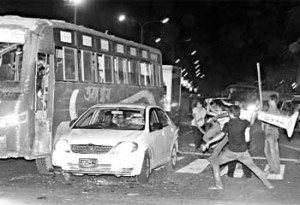 à¦¸à§œà¦• à¦¦à§à¦°à§à¦˜à¦Ÿà¦¨à¦¾à§Ÿ à¦›à¦¾à¦¤à§à¦°à§‡à¦° à¦®à§ƒà¦¤à§à¦¯à§à¦° à¦ªà¦° à¦¶à¦¾à¦¹à¦¬à¦¾à¦— à¦à¦²à¦¾à¦•à¦¾à§Ÿ à¦—à¦¾à§œà¦¿ à¦à¦¾à¦™à¦šà§à¦° à¦•à¦°à§‡à¦¨ à¦¶à¦¿à¦•à§à¦·à¦¾à¦°à§à¦¥à§€à¦°à¦¾