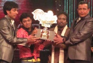 à¦®à¦¿à¦ à§à¦¨ à¦šà¦•à§à¦°à¦¬à¦°à§à¦¤à§€à¦° à¦¹à¦¾à¦¤ à¦¥à§‡à¦•à§‡ à¦šà§à¦¯à¦¾à¦®à§à¦ªà¦¿à§Ÿà¦¨ à¦Ÿà§à¦°à¦«à¦¿ à¦¨à¦¿à¦šà§à¦›à§‡à¦¨ à¦°à¦¨à¦¿